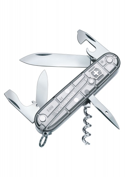 Das Bild zeigt das Spartan SilverTech Taschenmesser von Victorinox in transparentem Silber. Es verfügt über mehrere Werkzeuge wie Klingen, einen Korkenzieher und einen Dosenöffner. Die silberne, halbtransparente Grifffläche verleiht ihm ein modernes 