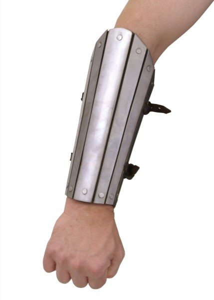 Die Armstulpe mit Stahlstreifen ist eine mittelalterliche Rüstungsreplik, die auf einem ausgestreckten Arm getragen wird. Sie besteht aus mehreren Stahlplatten, die durch Nieten verbunden sind. Verstellbare Lederriemen sorgen für sicheren Halt.