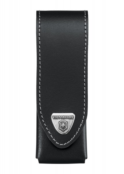 Das Bild zeigt ein schwarzes Gürteletui aus Leder mit silbernem Victorinox-Logo. Die Naht ist weiß und das Etui eignet sich für bis zu vier Lagen. Es hat ein klassisches und modernes Design, das praktisch und stilvoll ist.