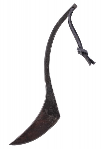 Das Geschmiedete Kürschnermesser zeigt eine einzigartige Form mit einer gebogenen Klinge und einem Lederriemen am Griffende. Das handgefertigte Messer eignet sich hervorragend für präzise Schnitte und traditionelle Arbeiten.
