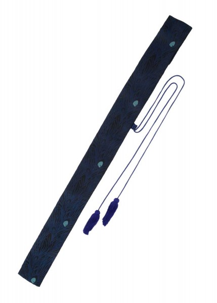 Japanische Schwerttasche mit elegantem Pfauenfedermuster von Paul Chen. Sie ist blau mit detailreichen Mustern und dekorativen Schnüren, die in Quasten enden. Perfekt für den Schutz und Transport von Schwertern.