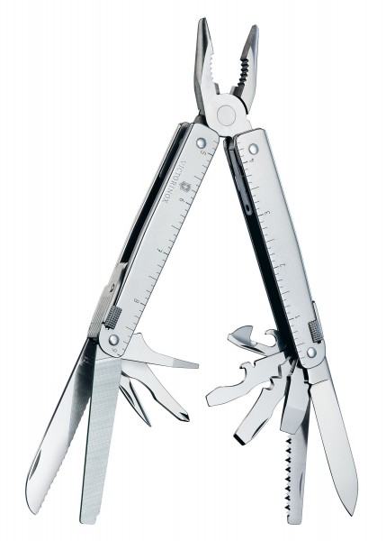 Das SwissTool aus Edelstahl ist ein multifunktionales Werkzeug, das mit verschiedenen Werkzeugen wie Zangen, Messern, Feilen und Schraubendrehern ausgestattet ist. Es kommt mit einem robusten Leder-Etui. Das Bild zeigt das Werkzeug in geöffnetem Zust