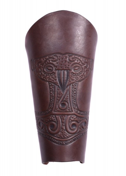 Braune, antik aussehende Armstulpe mit detailreichem, geprägtem Thorshammer-Muster. Das Leder hat eine leicht glänzende Oberfläche, die das kunstvolle Design betont. Ideal für historische Reenactments oder LARP-Veranstaltungen.