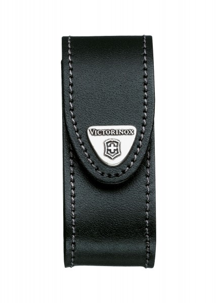 Das Bild zeigt ein schwarzes Gürteletui aus Leder von Victorinox. Das Etui hat eine Klappe mit einem silbernen Emblem des Herstellers. Es ist hochwertig verarbeitet, robust und stilvoll, ideal für die sichere Aufbewahrung von Werkzeugen oder Messern 