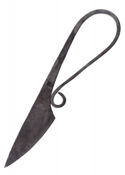 Handgeschmiedetes Gebrauchsmesser mit einer Länge von ca. 20 cm. Es besitzt eine rustikale Klinge und einen einzigartigen Griff mit einer auffälligen Schleifenform am Ende, was dem Messer ein mittelalterliches Aussehen verleiht.