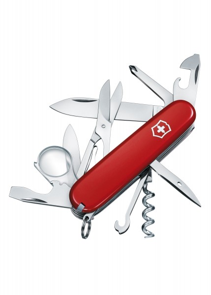 Das Bild zeigt ein rotes Schweizer Offiziersmesser, Modell Explorer. Es hat mehrere ausgeklappte Werkzeuge, darunter Messer, Schere, Lupe, Korkenzieher und Schraubendreher. Das markante weiße Logo von Victorinox ist auf der roten Oberfläche gut sicht