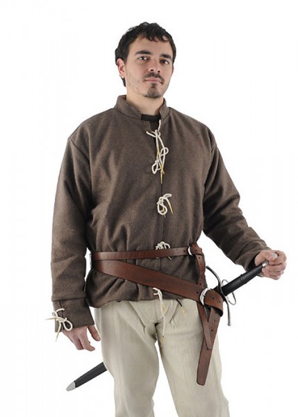 Mittelalterlicher Schwertgürtel aus Leder für Rechtshänder. Der Gürtel wird von einem Modell präsentiert, das mittelalterliche Kleidung trägt. Er bietet Platz für ein Schwert und ist mit einer Schnalle sicher verschlossen.