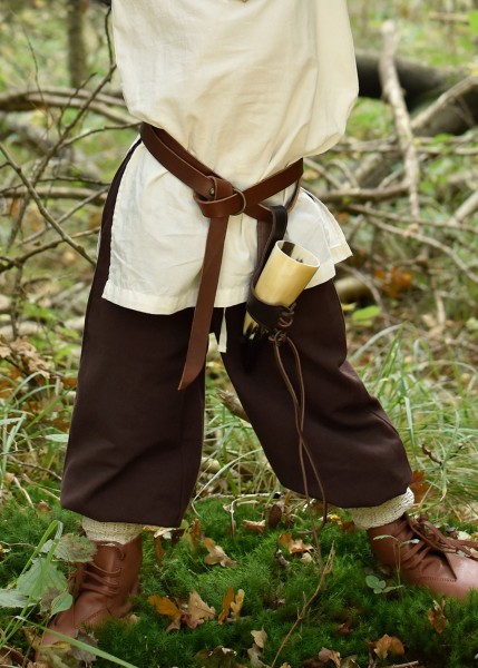 Die mittelalterliche Kinderhose Thore in Braun wird von einem Kind im Wald getragen. Die Hose ist aus robustem Material gefertigt und passt gut zu mittelalterlicher Gewandung. Ideal für Rollenspiele und historische Reenactments.