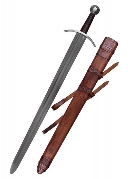 Ein mittelalterliches Kreuzritterschwert mit einer Scheide. Das Schwert besteht aus einem robusten Metall mit einem langen Griff und einem abgerundeten Knauf. Die Scheide ist aus braunem Leder gefertigt und mit Riemen verziert.