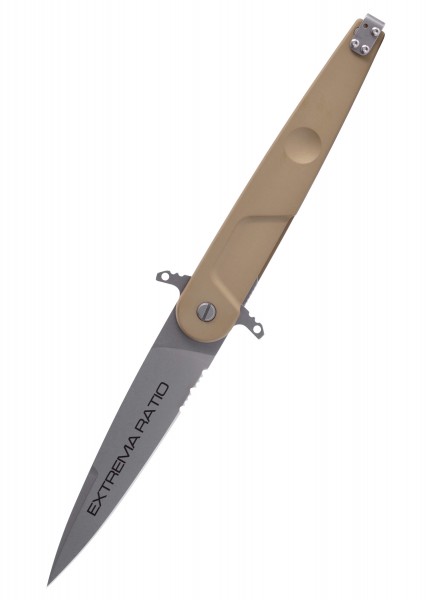 Das Extrema Ratio BD4 LUCKY Taschenmesser in Wüstenfarbe verfügt über eine robuste Klinge mit dem Logo der Marke. Der Griff ist ergonomisch gestaltet für eine komfortable Handhabung. Perfekt für Outdoor- und Alltagsgebrauch.