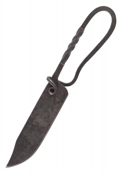 Dieses handgeschmiedete Messer mit einer Gesamtlänge von circa 23 cm besticht durch sein rustikales Design und den gedrehten Griff. Es wird mit einer stilvollen Lederscheide geliefert, die den mittelalterlichen Stil betont.