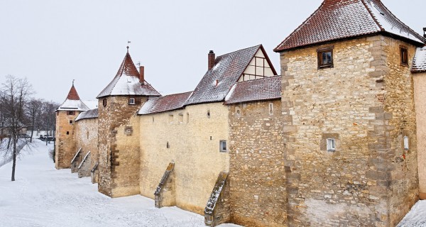 Winterliche-Herausforderungen-und-Freuden-im-mittelalterlichen-Europa