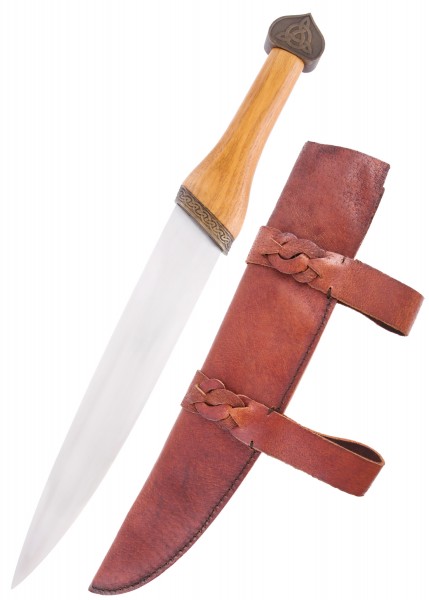 Das Sächsische Skramasax ist ein mittelalterliches Messer mit einer Klinge aus Edelstahl und einem Griff aus Holz mit kunstvollen Verzierungen. Die mitgelieferte braune Lederscheide hat zwei Riemen für einfaches Tragen.