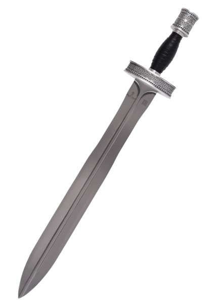 Griechisches Schwert von Marto, mit kunstvoll gravierter Parierstange und Knauf. Die Klinge ist gerade und doppelschneidig, mit einer deutlichen Mittelrille. Der Griff besteht aus schwarzem Leder, das eine rutschfeste Handhabung ermöglicht.