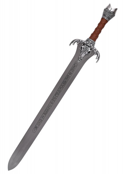 Silberfarbenes Schwert von Conan's Vater von Marto, mit kunstvoll geschnitztem Griff und Ornamenten. Die Klinge zeigt mystische Runen und der Griff ist mit einem Schädel und Hörnern verziert, was es zu einem Sammlerobjekt macht.