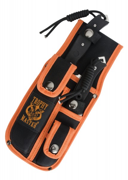 Das Trophy Master Messer-Set zum Ausnehmen besteht aus robustem schwarzen Werkzeug, das sicher in einer strapazierfähigen schwarzen Hülle mit orangefarbenen Akzenten und dem Trophy Master Logo untergebracht ist.