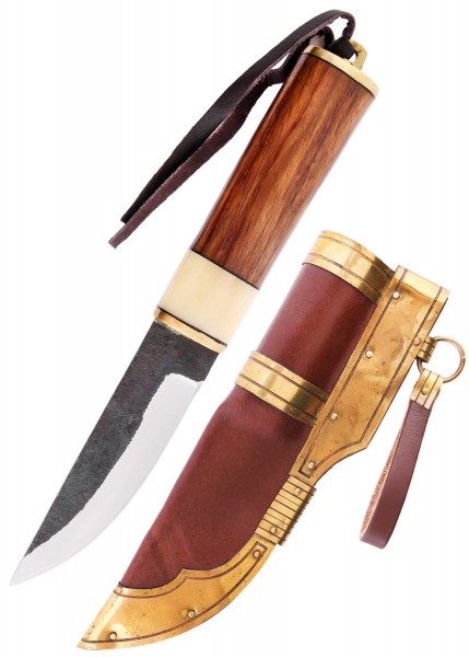Das Wikinger-Messer von Gotland besticht durch seine rustikale Klinge und den hölzernen Griff. Die kunstvoll verzierte Lederscheide mit metallischen Akzenten bietet sicheren Schutz und ergänzt das historische Design perfekt.