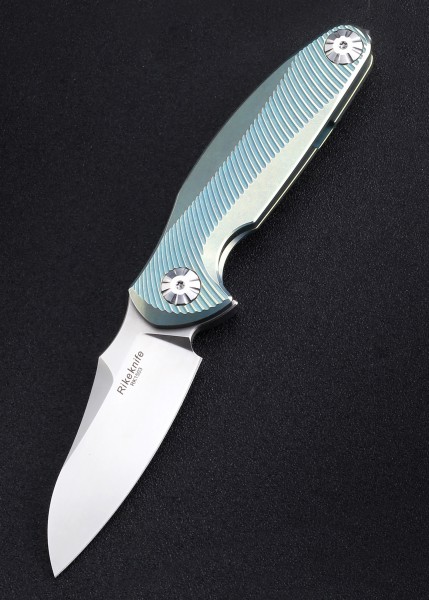 Das Rikeknife 1503-GB ist ein hochwertiges Taschenmesser mit einer kombinierten gold-blauen Griffoberfläche und einer scharfen Edelstahlklinge. Ideal für Outdoor-Aktivitäten und Sammler.