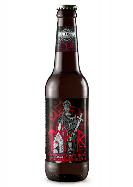 Tyr - Warrior IPA, 0,33l Flasche der Wacken Brauerei. Abgebildet sind sechs Flaschen mit dunklem Design und rotem Aufdruck sowie ein Karton mit dem Logo der Brauerei 'Beer of the Gods' auf einem rustikalen Holzhintergrund.