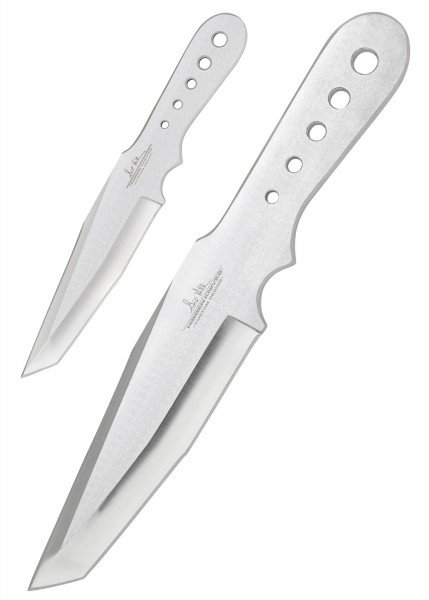 Ein Set von drei Wurfmessern im Tanto-Stil, entworfen von Gil Hibben. Die Messer haben glatte, silberne Klingen mit mehreren Löchern im Griff. Sie sind sowohl in kleiner als auch in großer Größe erhältlich und perfekt für Wurfmesser-Enthusiasten.