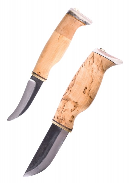 Das Doppelmesser Nylky + Avaus Tuplapuukko von Wood Jewel zeigt zwei scharfe Klingen mit ergonomischen Holzgriffen. Ideal für Outdoor-Aktivitäten, vereint es traditionelles Design mit Funktionalität in einem handlichen Format.