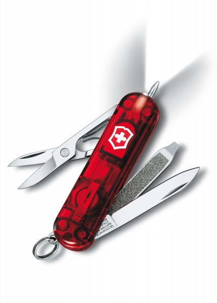 Das abgebildete kleine Taschenwerkzeug Signature Lite in Rot Transparent verfügt über mehrere Funktionen, darunter eine Schere, eine Feile und ein Messer. Es hat ein LED-Licht und trägt das markante Victorinox-Logo. Ideal für den täglichen Gebrauch u