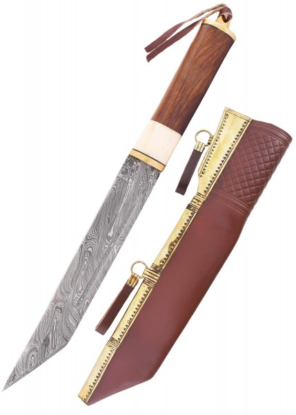 Ein detailreicher Skramasax aus Damaststahl mit einem Griff aus Holz und Knochen. Das Messer hat eine detaillierte Klingenstruktur und kommt mit einer kunstvoll gestalteten braunen Lederscheide mit Messingakzenten.