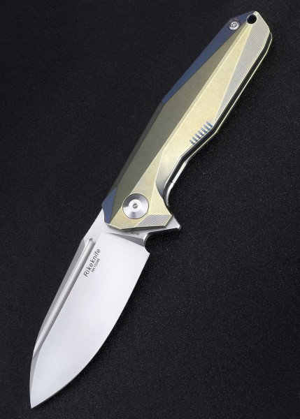 Das Rikeknife 1504B-GB Taschenmesser in Gold und Blau hat eine schlanke, moderne Form mit einem robusten Griff und einer scharfen Klinge. Ideal für Outdoor-Aktivitäten und den täglichen Gebrauch.
